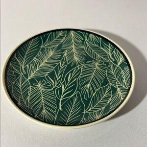 Leaf Patterned Round Plate. KK470